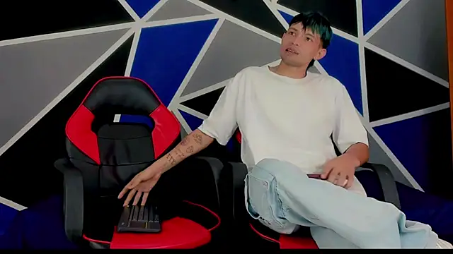 Snapshot of migueyalejo_teens chatting on 02.15.25 migueyalejo teens online show from 02.15.25