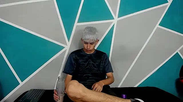 Snapshot of migueyalejo_teens chatting on 10.22.25 migueyalejo teens online show from 10.22.25