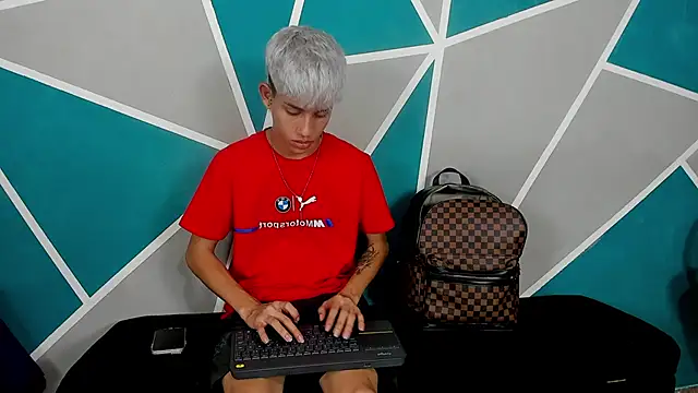 Snapshot of migueyalejo_teens chatting on 10.25.25 migueyalejo teens online show from 10.25.25