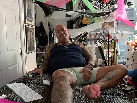 Snapshot of joeytatts66 chatting on 10.01.25 joeytatts66 online show from 10.01.25