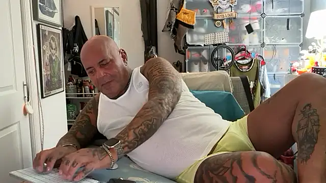 Snapshot of joeytatts66 chatting on 10.14.25 joeytatts66 online show from 10.14.25