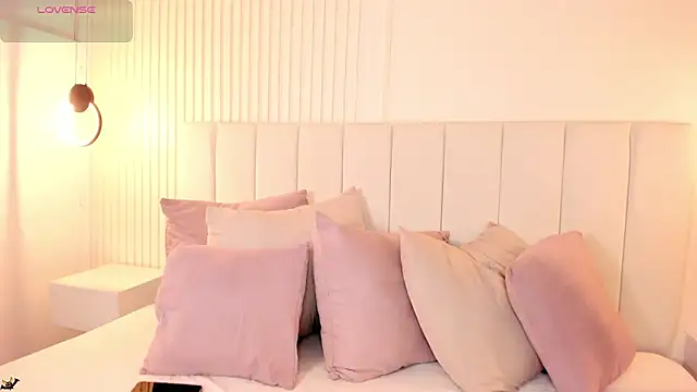 Snapshot of natali_henao chatting on 11.25.25 natali henao online show from 11.25.25