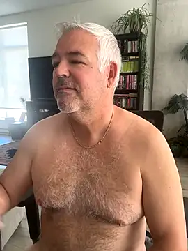 Snapshot of aarosteev2 chatting on 09.17.25 aarosteev2 online show from 09.17.25