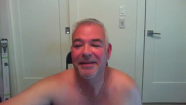 Snapshot of aarosteev2 chatting on 10.18.25 aarosteev2 online show from 10.18.25