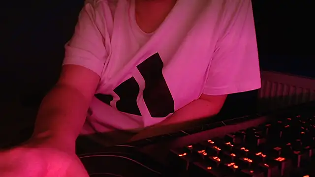 Snapshot of Scotland_100 chatting on 11.21.25 Scotland 100 online show from 11.21.25