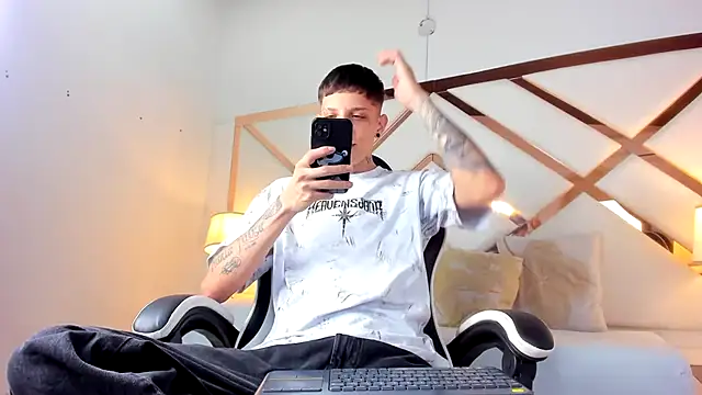 Snapshot of Adam_hard_ chatting on 09.26.25 Adam hard online show from 09.26.25