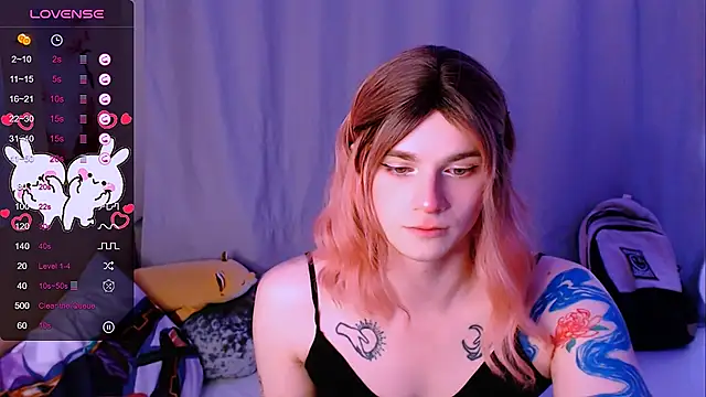 Snapshot of Alice_Hells chatting on 10.19.25 Alice Hells online show from 10.19.25