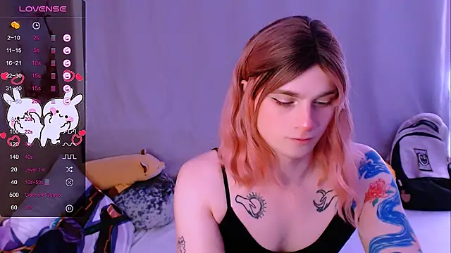 Snapshot of Alice_Hells chatting on 10.20.25 Alice Hells online show from 10.20.25