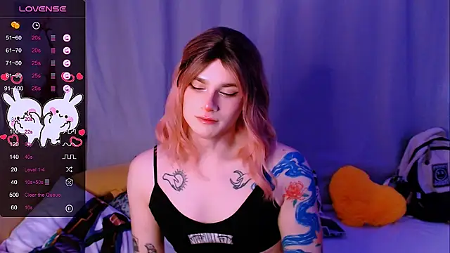 Snapshot of Alice_Hells chatting on 10.31.25 Alice Hells online show from 10.31.25