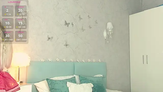 Snapshot of LianaCruz__ chatting on 12.27.24 LianaCruz online show from 12.27.24