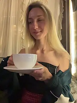 Snapshot of Lia__Love chatting on 10.21.25 Lia Love online show from 10.21.25