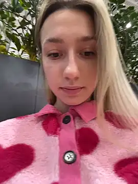 Snapshot of Lia__Love chatting on 10.22.25 Lia Love online show from 10.22.25