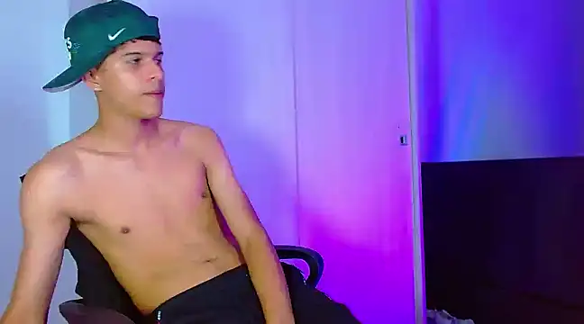 Snapshot of LiamGadiell chatting on 12.24.24 LiamGadiell online show from 12.24.24