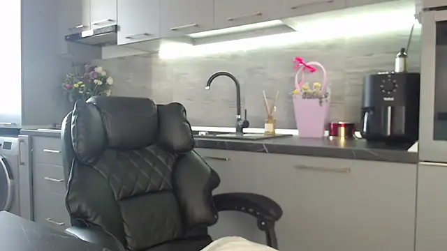 queenzoora online show from 03.13.26