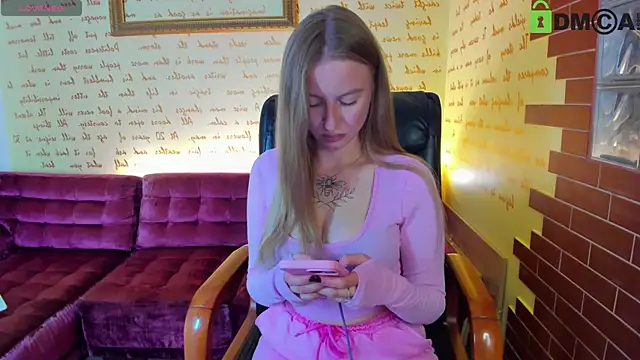 Snapshot of alexa_glory chatting on 10.29.25 alexa glory online show from 10.29.25