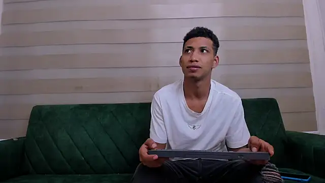 Snapshot of hard_guysbb chatting on 10.04.25 hard guysbb online show from 10.04.25