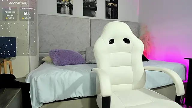 naomiii   online show from 04.25.26