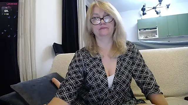 Blond Woman online show from 01.31.25