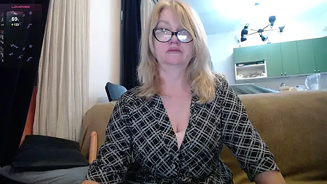 Blond Woman online show from 02.05.25