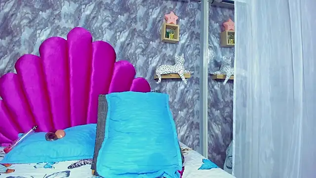 Snapshot of EMMAPARISS chatting on 02.04.25 EMMAPARISS online show from 02.04.25