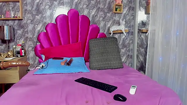 Snapshot of EMMAPARISS chatting on 02.14.25 EMMAPARISS online show from 02.14.25