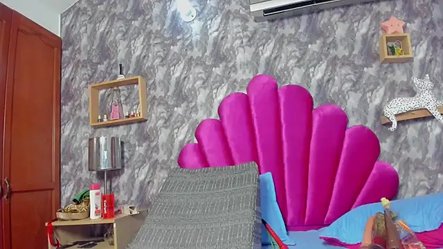 Snapshot of EMMAPARISS chatting on 03.17.25 EMMAPARISS online show from 03.17.25