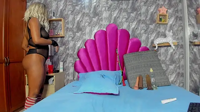 Snapshot of EMMAPARISS chatting on 03.18.25 EMMAPARISS online show from 03.18.25