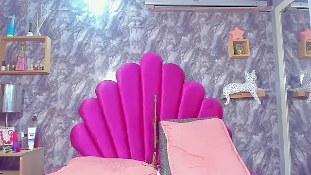 Snapshot of EMMAPARISS chatting on 09.13.25 EMMAPARISS online show from 09.13.25