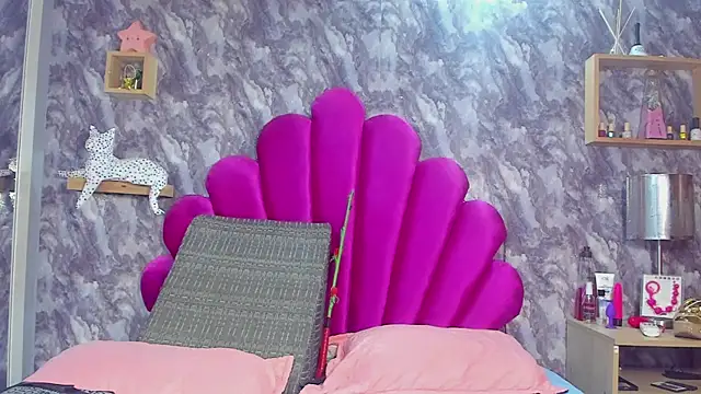 Snapshot of EMMAPARISS chatting on 09.29.25 EMMAPARISS online show from 09.29.25