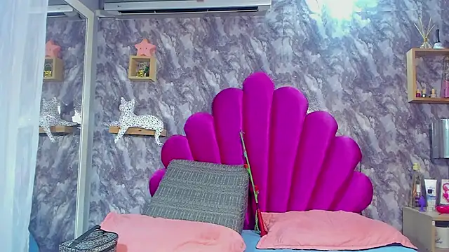 Snapshot of EMMAPARISS chatting on 10.17.25 EMMAPARISS online show from 10.17.25