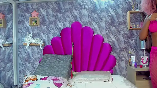 Snapshot of EMMAPARISS chatting on 10.24.25 EMMAPARISS online show from 10.24.25