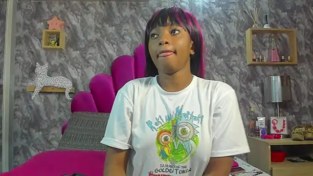 Snapshot of EMMAPARISS chatting on 11.06.25 EMMAPARISS online show from 11.06.25