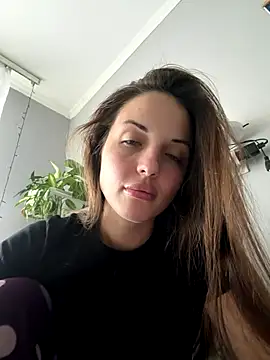 Snapshot of AmiLavs chatting on 12.21.25 AmiLavs online show from 12.21.25