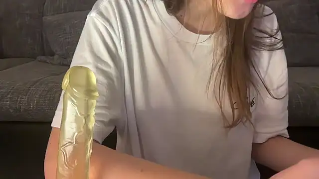 Snapshot of EmilyWi_ chatting on 12.12.24 EmilyWi  online show from 12.12.24