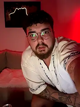 Snapshot of MrAndMrsSavage chatting on 10.31.25 MrAndMrsSavage online show from 10.31.25