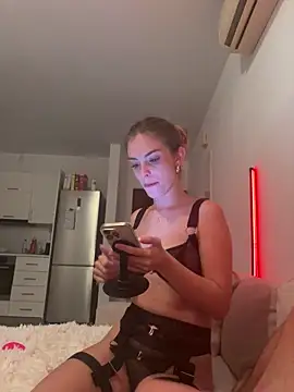 Snapshot of MrAndMrsSavage chatting on 11.21.25 MrAndMrsSavage online show from 11.21.25