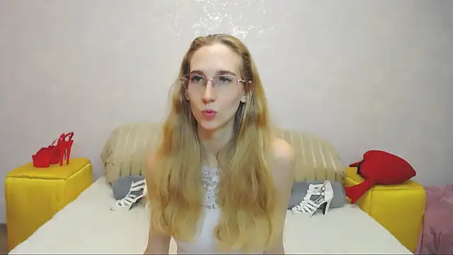 Snapshot of KlaryBrait chatting on 12.04.24 KlaryBrait online show from 12.04.24