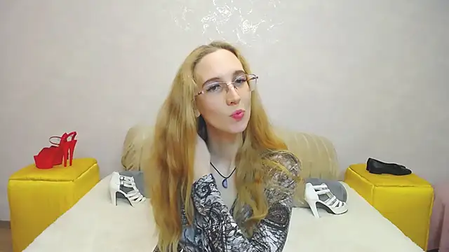 Snapshot of KlaryBrait chatting on 12.07.24 KlaryBrait online show from 12.07.24