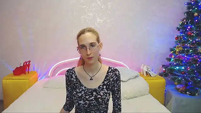 Snapshot of KlaryBrait chatting on 12.19.24 KlaryBrait online show from 12.19.24