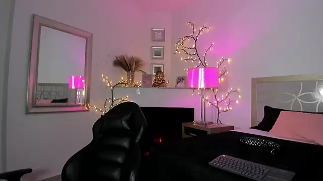 Snapshot of NattashaHotson chatting on 02.12.25 NattashaHotson online show from 02.12.25
