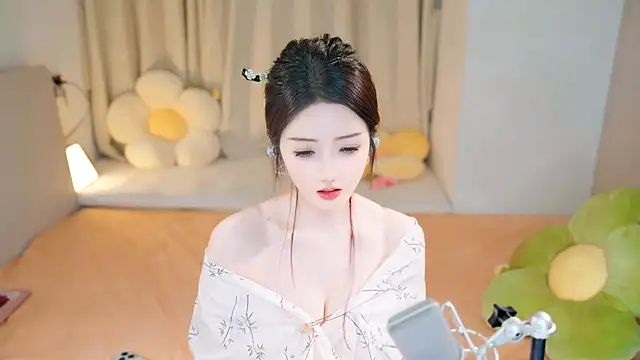 Snapshot of Eimile chatting on 12.08.24 Eimile online show from 12.08.24