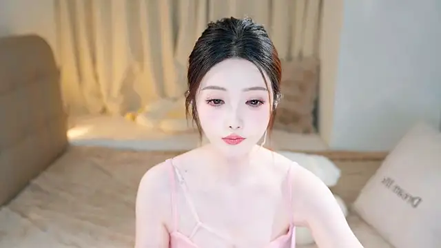 Snapshot of Eimile chatting on 03.07.25 Eimile online show from 03.07.25