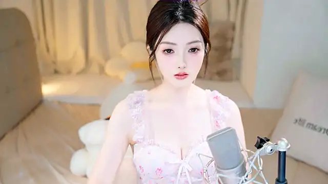 Snapshot of Eimile chatting on 09.23.25 Eimile online show from 09.23.25