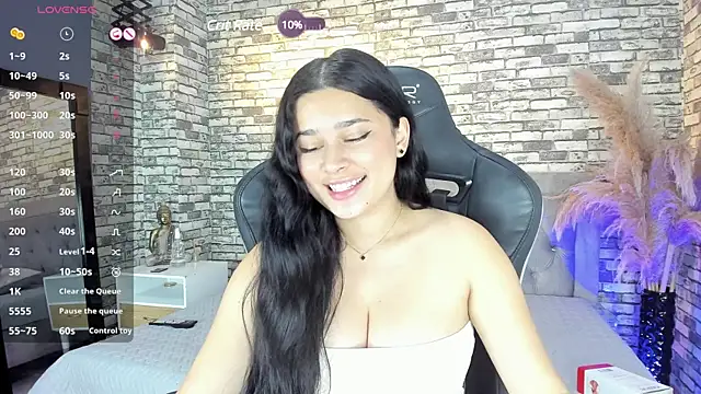 Snapshot of ariadna_milano chatting on 01.07.25 ariadna milano online show from 01.07.25