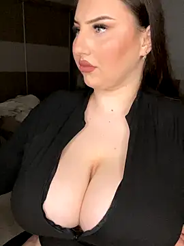 Snapshot of KarinaCelinne chatting on 12.02.25 KarinaCelinne online show from 12.02.25