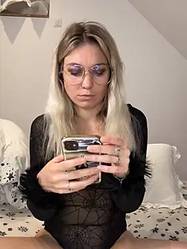 Snapshot of carlaaa chatting on 10.30.25 carlaaa online show from 10.30.25