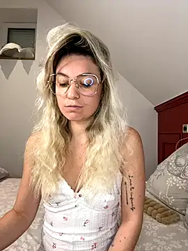 Snapshot of carlaaa chatting on 11.04.25 carlaaa online show from 11.04.25