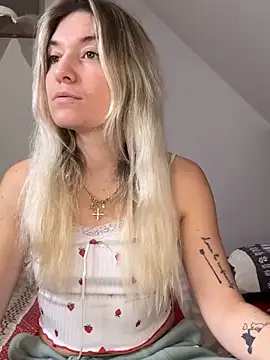 Snapshot of carlaaa chatting on 11.19.25 carlaaa online show from 11.19.25