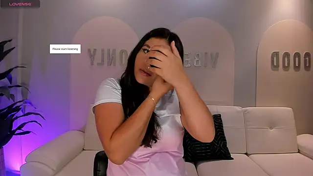 Snapshot of ValeriaRoldanX chatting on 05.13.26 ValeriaRoldanX online show from 05.13.26