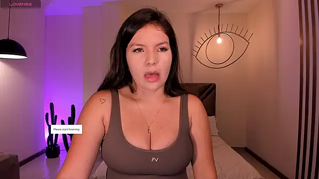 Snapshot of ValeriaRoldanX chatting on 05.17.26 ValeriaRoldanX online show from 05.17.26